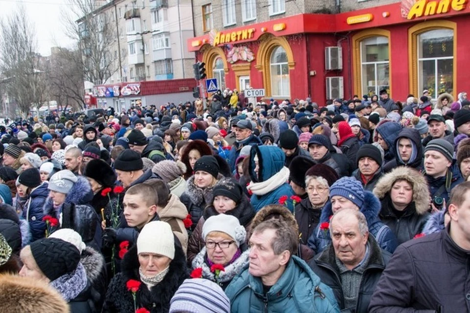 В стенах дома напротив остановки еще виднеются следы того обстрела. Фото: gorlovka.today