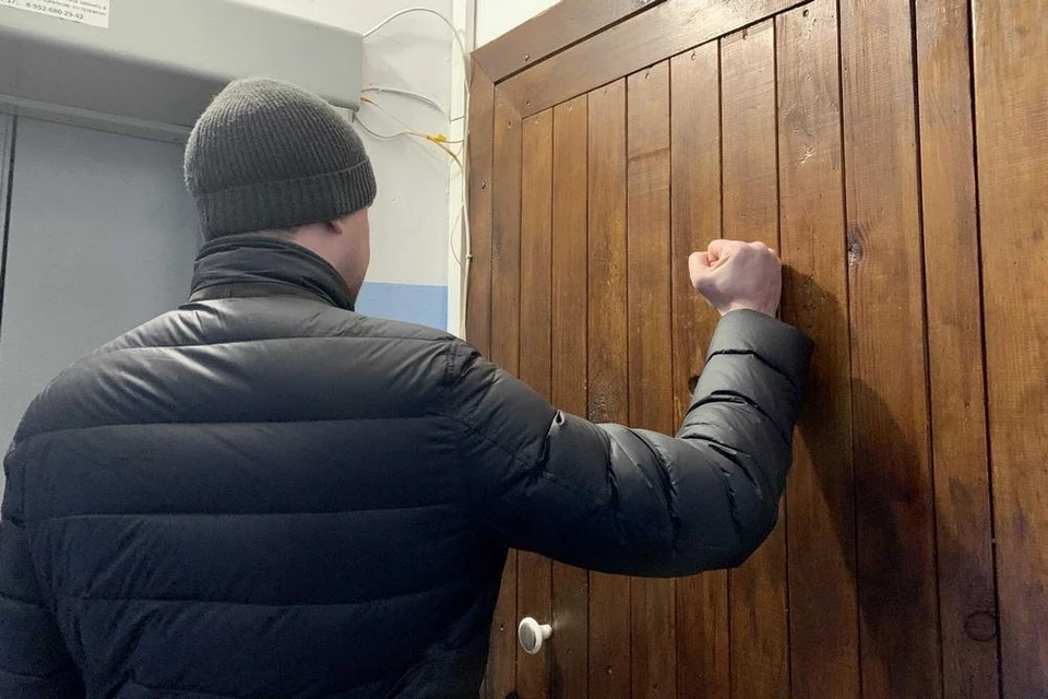 Специалисты тюменской Госжилинспекции не смогли зайти в квартиру со зловонными запахами. Фото - Госжилинспекция.