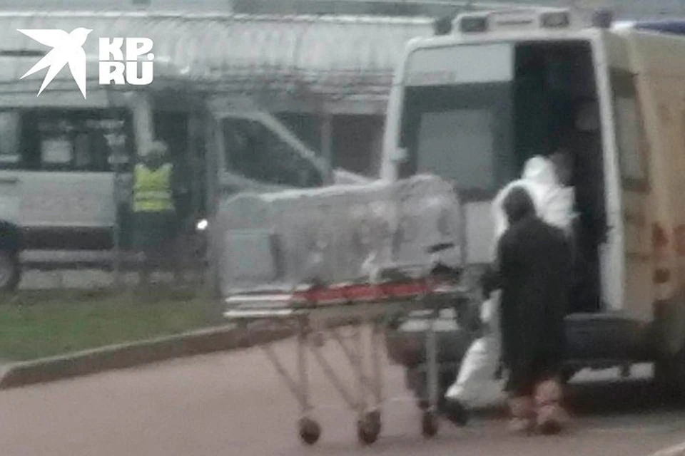 Человека с подозрением на китайский коронавирус увозят из аэропорта Пулково в спецкапсуле