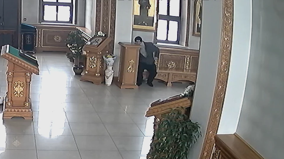 Мужчина достал пожертвования из двух ящиков.