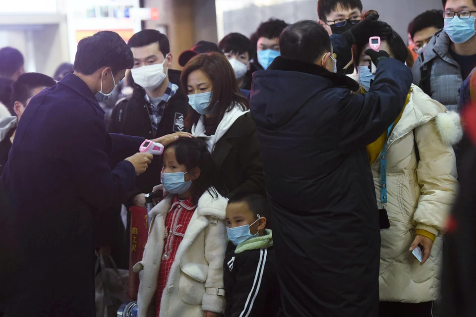 Проверка пасссажиров, прибывших на поезде из Уханя в Гуанчжоу.
