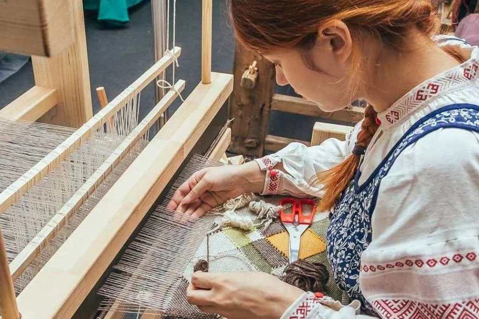 Молодая мама из Челябинска Ольга Луллис в декрете стала ткачихой. Фото: hornews.com