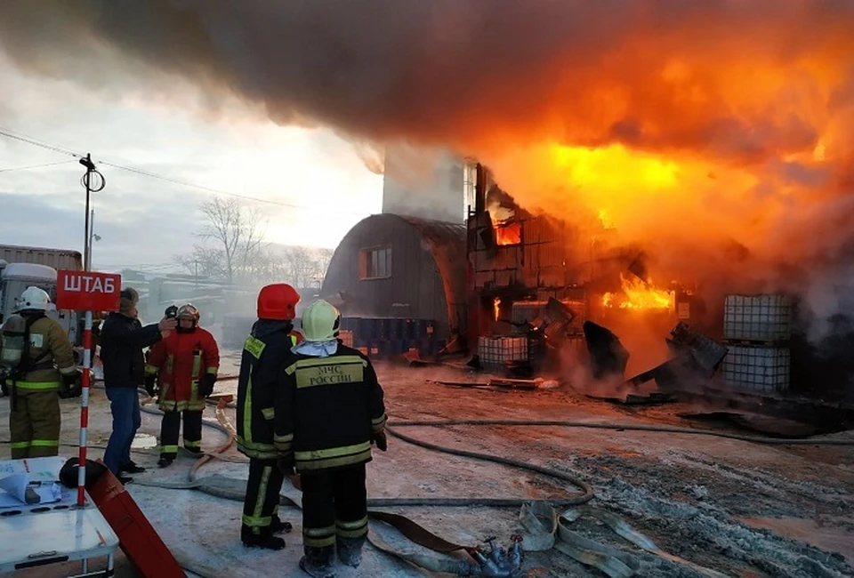 На месте ЧП работают 14 пожарных расчетов. Фото: пресс-служба МЧС по Свердловской области