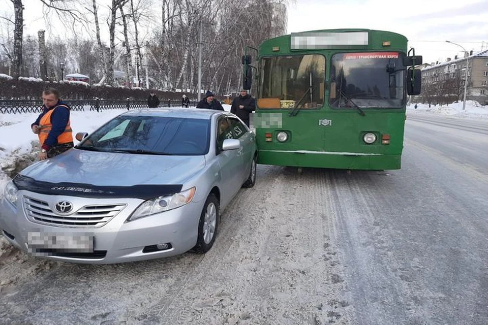 Машина была припаркована сбоку. Фото: ГИБДД