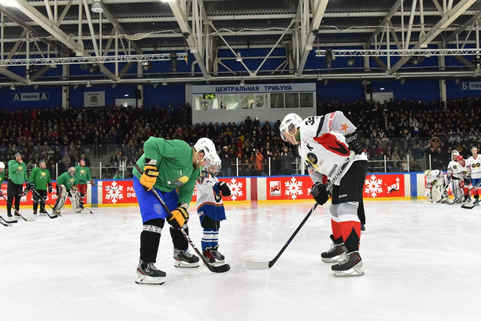 Вбрасывание шайбы провел самый юный участник движения «Хоккей для всех» - 5-летний Максим Гаврилов из Санкт-Петербурга.
