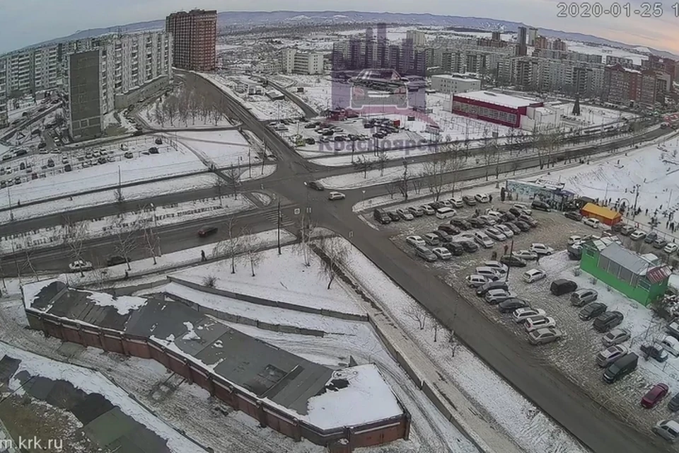 В Красноярске на зебре сбили женщину с трехлетним ребенком. Стоп кадр видео "ЧП Красноярск"