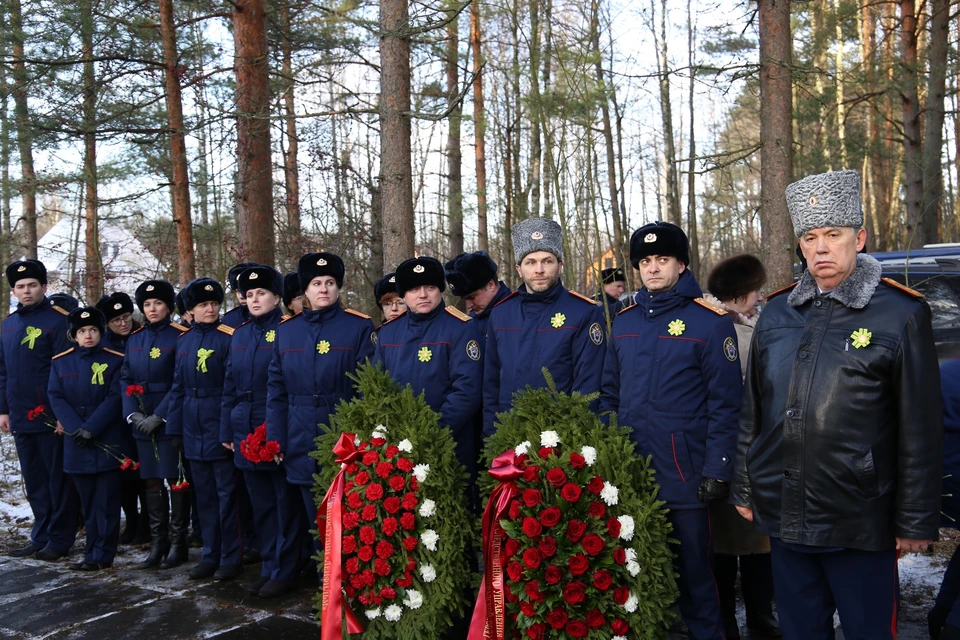 Митинг следователей у подножия могилы Фото: СУ СКР по Ленобласти