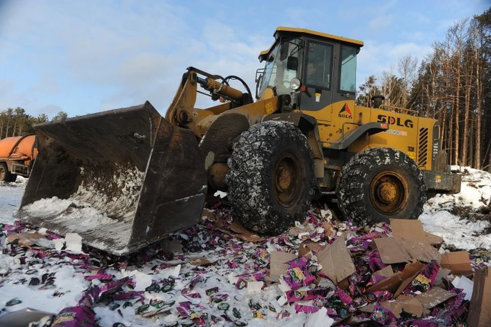 Уничтожение изъятого снюса на мусорном полигоне.