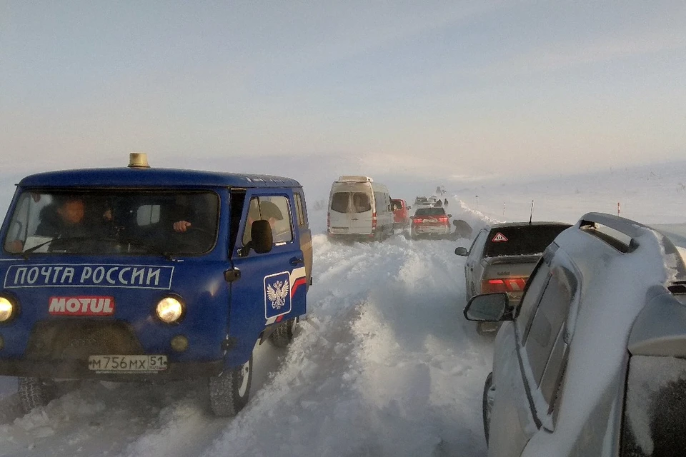 Из снежного плена автомобилисты выбирались сами. Фото: Сергей Юдков