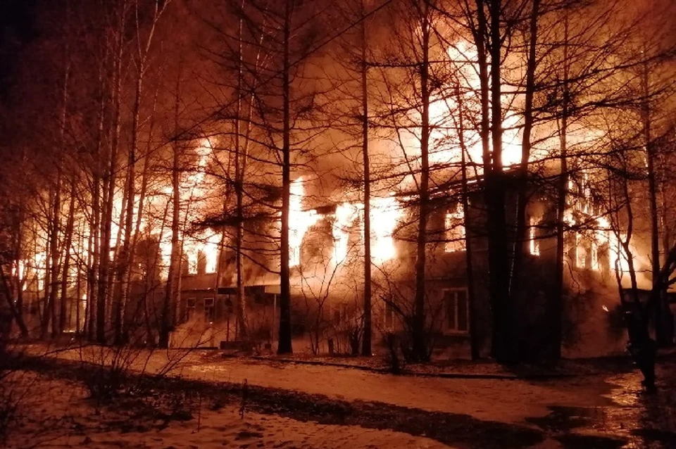 В Ленобласти полыхает здание бывшей больницы в поселке Ульяновка. Фото: vk.com/avto.kolpino