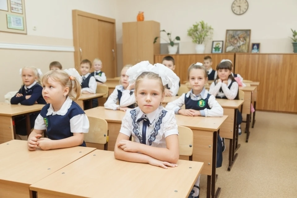 Уже пора подавать заявления в первый класс.