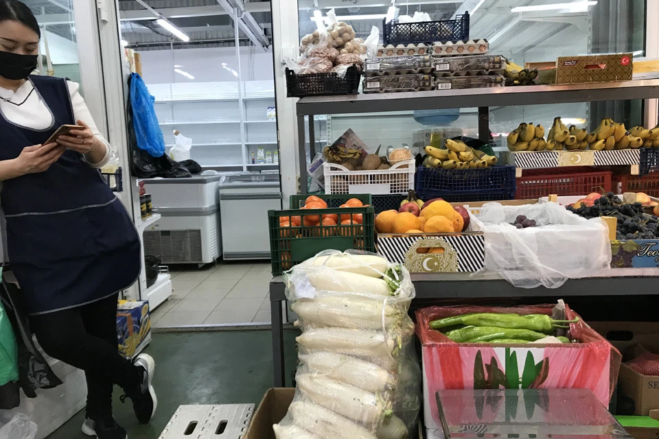 На "мокром" рынке продаются фрукты и овощи рядом с мадагаскарскими тараканами.