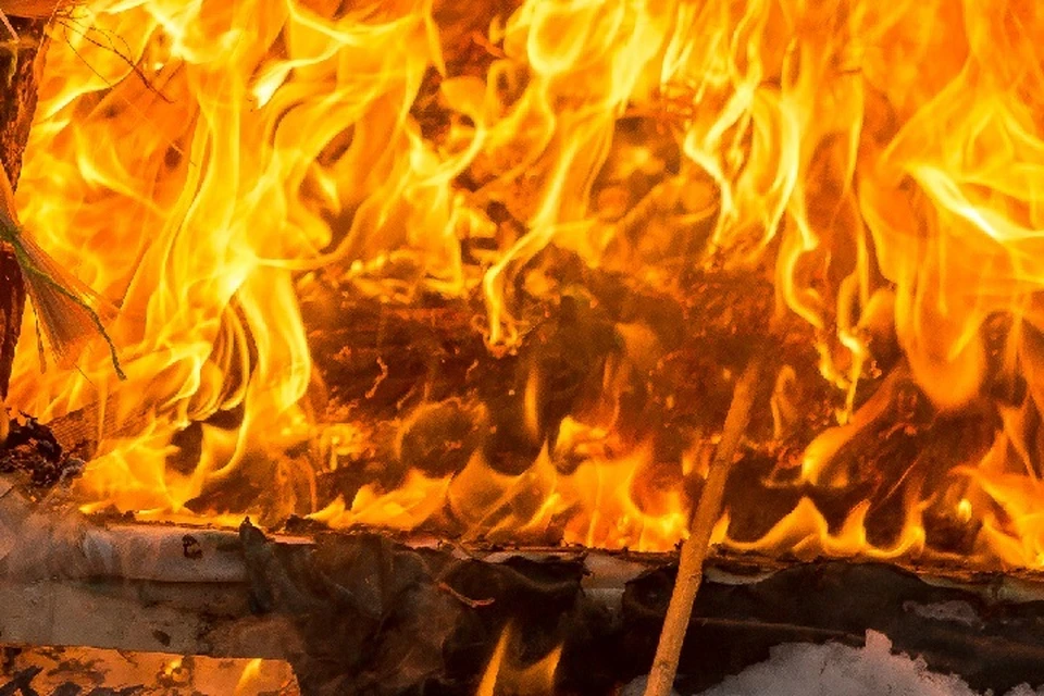 При пожаре в бытовке погиб 19-летний строитель.