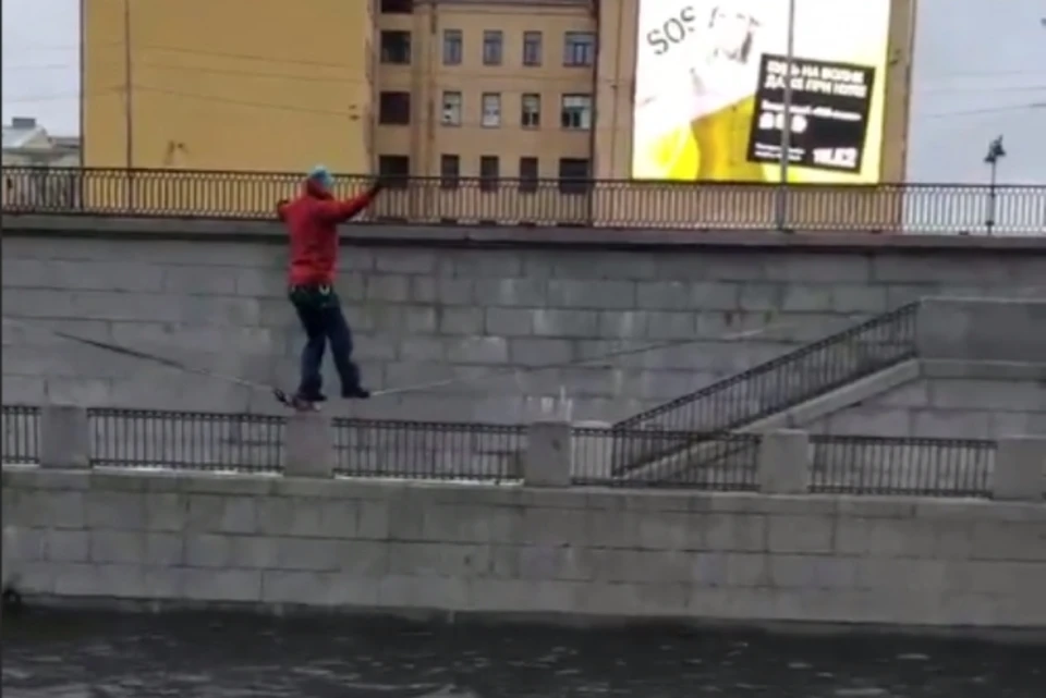 В Петербурге над Обводным каналом заметили отчаянного канатоходца. Фото: instagram.com/gribanov_91