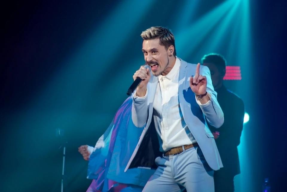 новогодняя ночь на первом 2015-2016. дима билан новогодняя ночь. дуэт билана на голубом огоньке 2021. подарок с мюзикла ночь счастливых надежд. билан в новогоднюю ночь.