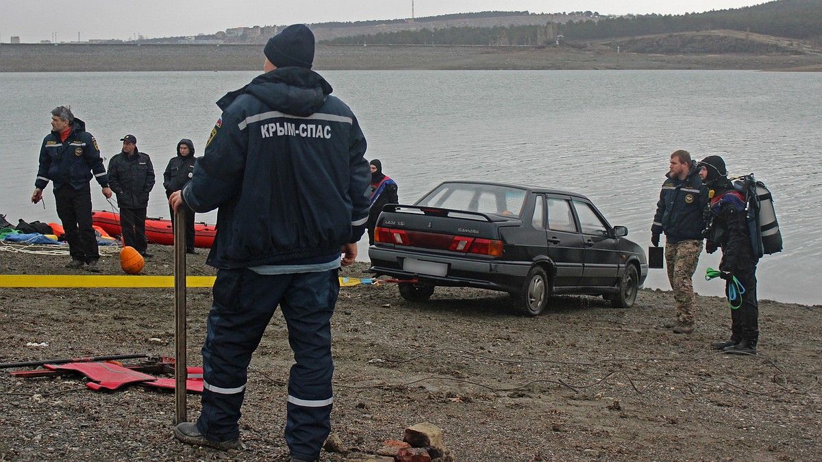 В Симферопольском водохранилище утонула машина с девушкой - KP.RU