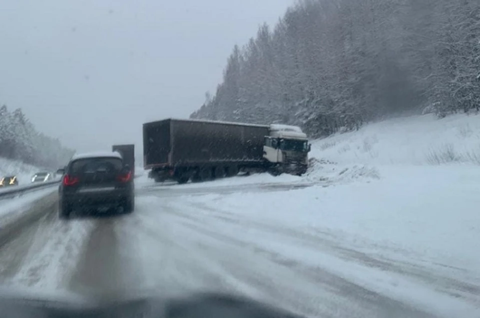 Трасса Екатеринбург Первоуральск. 330 Километр автодороги Пермь Екатеринбург. Фуры зимой в гололед видео 2019.