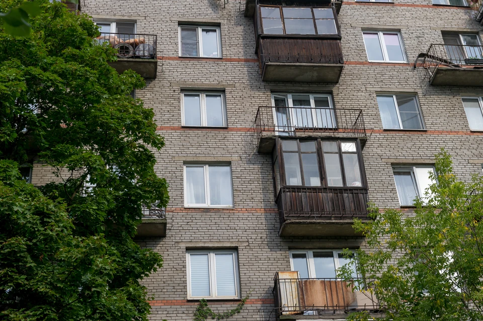 В Петербурге предлагают не штрафовать за незаконно остекленные много лет назад балконы.