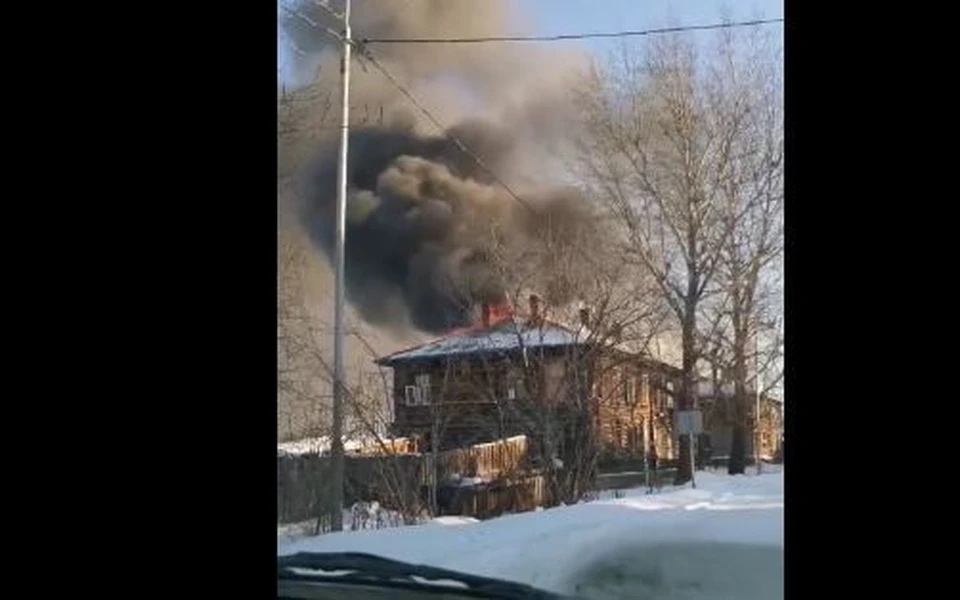 На улице Береговой в Тюмени вновь горел дом. Скриншот из видео "ЧС Тюмень".