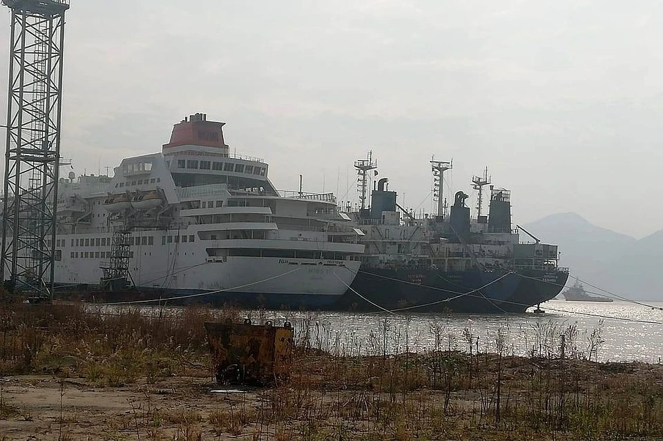 Судно стоит на судоремонтном заводе в Китае. Фото: предоставлено экипажем