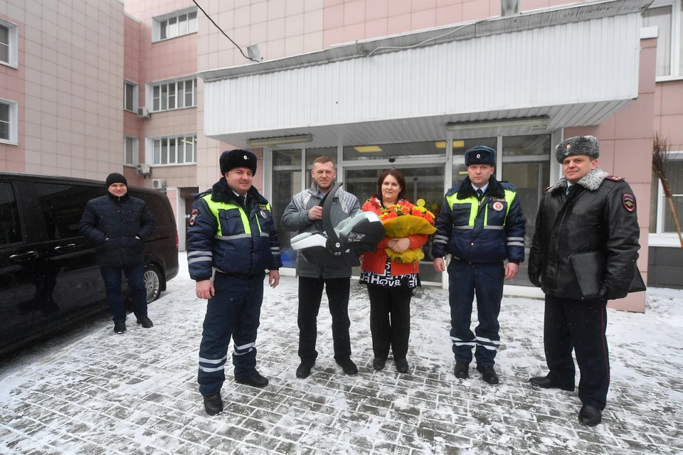 Вместе с папой кроху встречали инспекторы, которые принимали роды