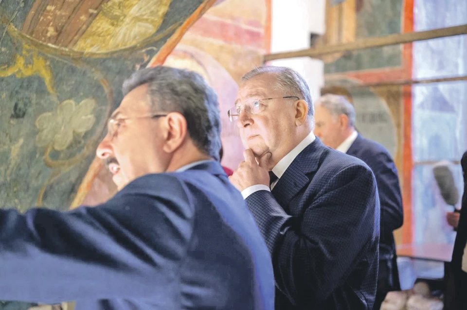 Президент ПАО «Транснефть» Николай Токарев (в центре) был поражен уникальными ранними фресками, находящимися за иконостасом в Похвальском приделе. Автор фото: Егор ГУСЕВ