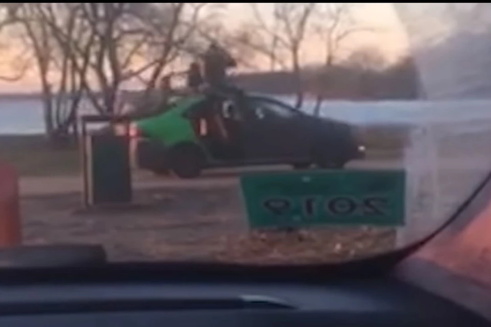 Ребята решили покататься в ветерком. Фото: стоп-кадр видео