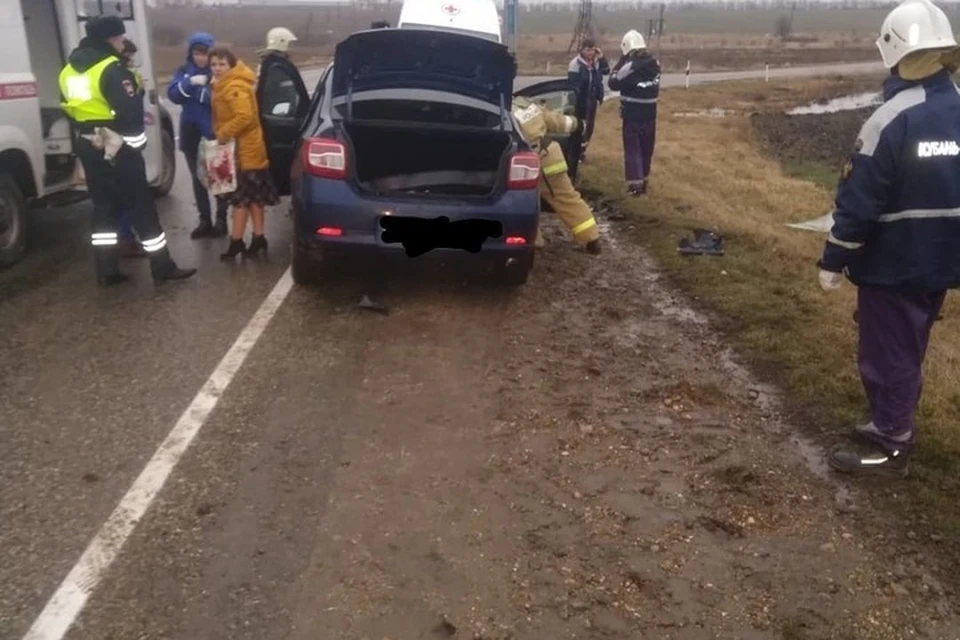 На Кубани в аварии погиб водитель отечественной легковушки