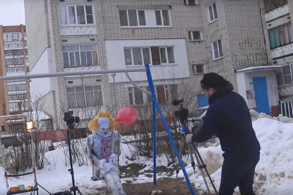 Герой ужастика "Оно" поселился под окнами жилого дома на улице Нестерова.