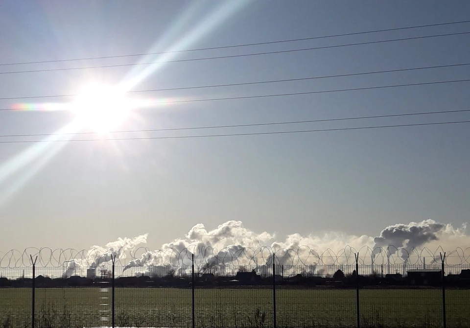 Что из себя представляют белые дым и облака, окутывающие заводские трубы в морозную погоду?