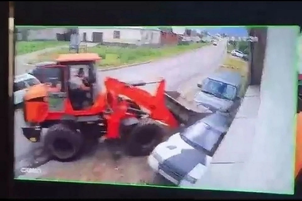 Мой трактор переедет. Трактор наехал на трактор.