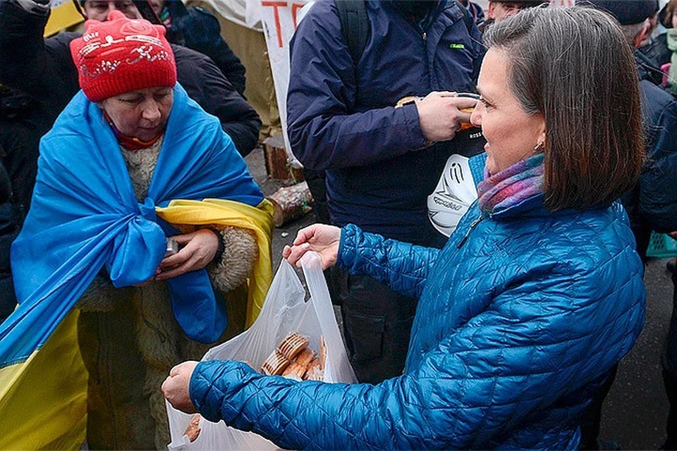 Виктория Нуланд, официальный представитель Госдепа США раздает на Майдане печенье