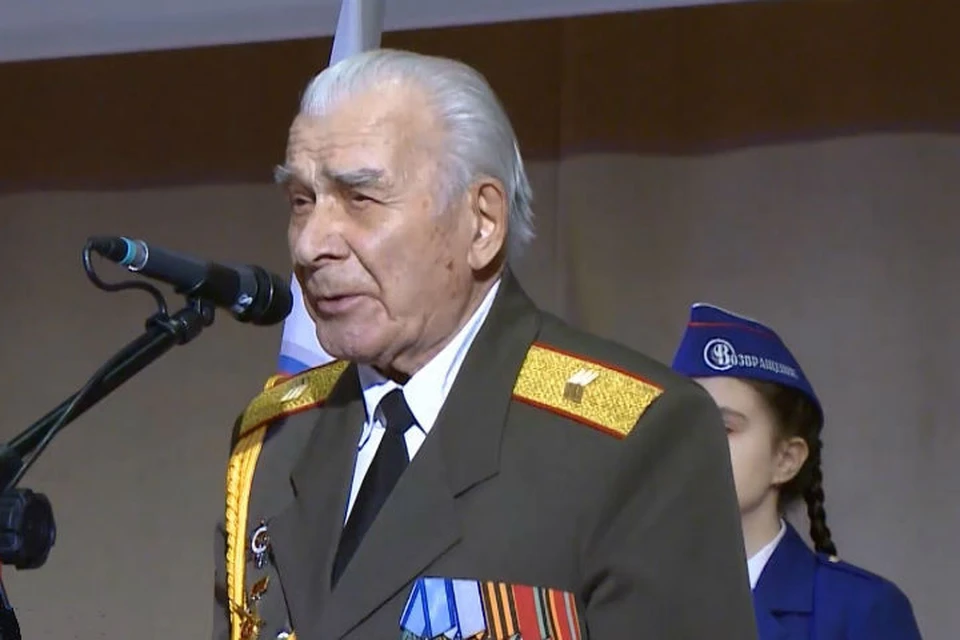 К ребятам обратился 96-летний фронтовик, бывший разведчик Николай Власов Фото: предоставлено Виз-Сталь