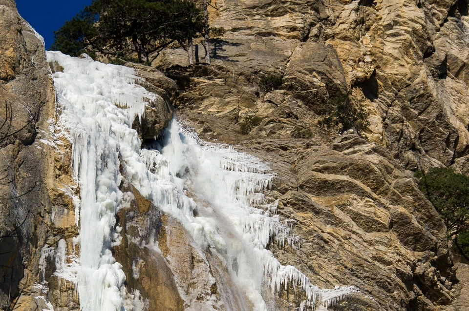 Самый высокий водопад на полуострове покрылся ледяной коркой