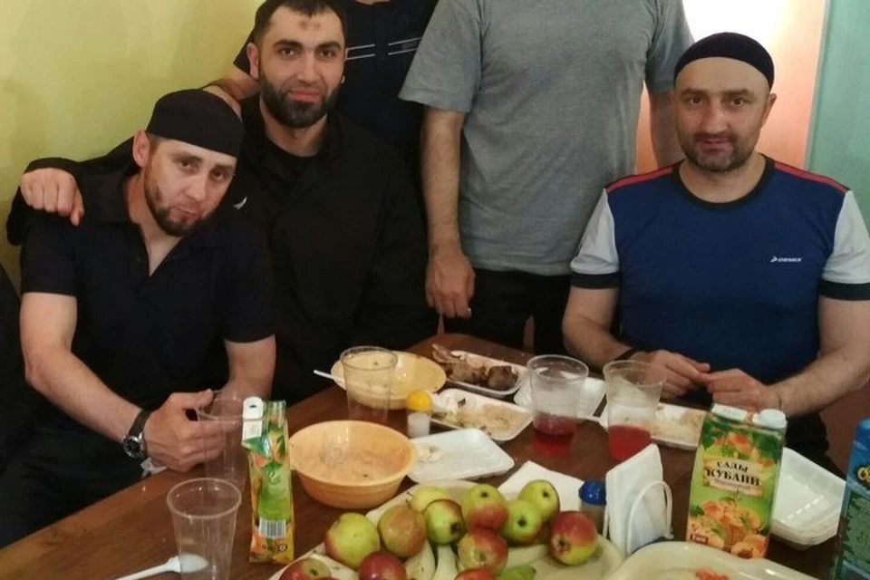Человек слева очень похож на осужденного за убийство Бориса Немцова Заура Дадаева.