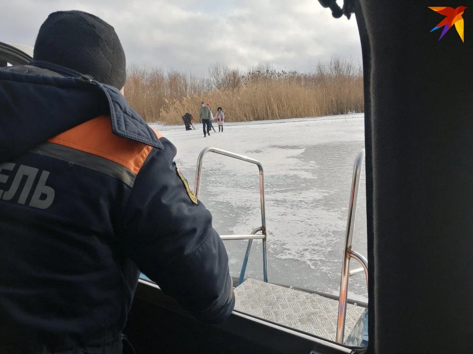 Спасатели вывезли детей с реки. Фото облспаса