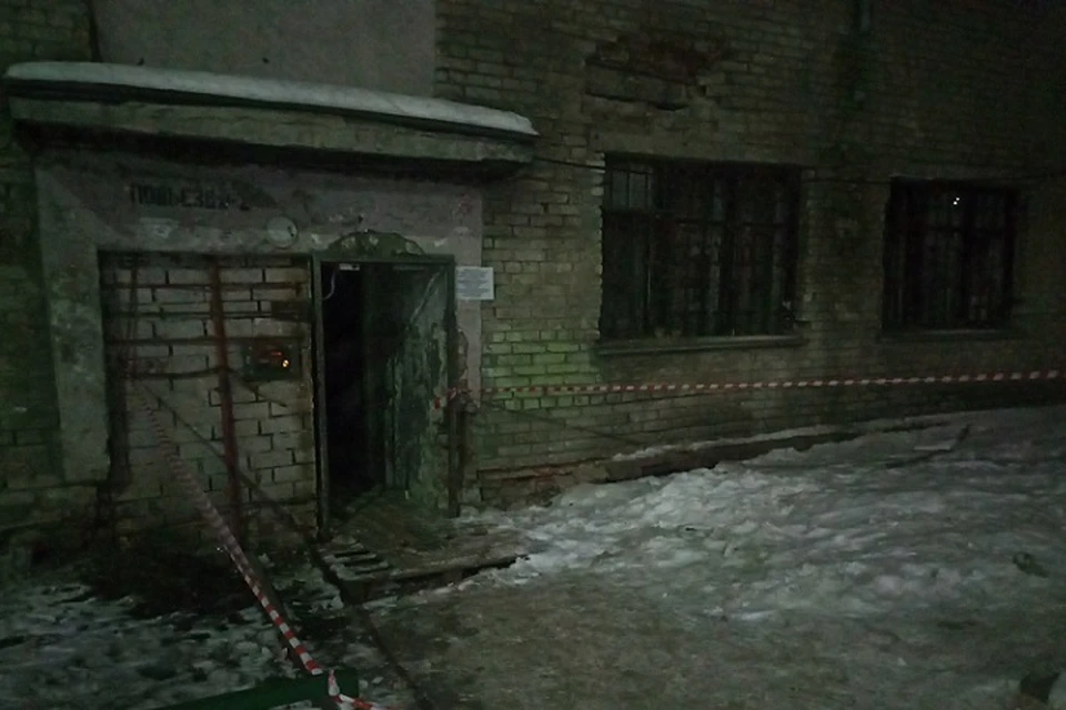 Жильцов тюменской двухэтажки, у которой обрушилась кирпичная кладка, экстренно переселили в гостиницу
