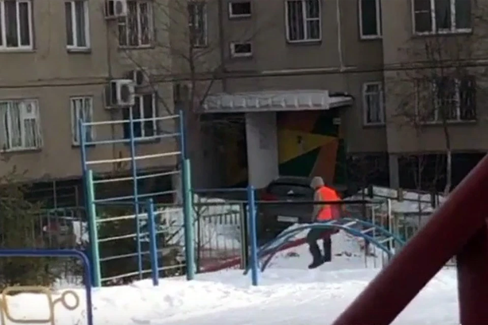 Дворники на качелях. Кадр из видео vk.com/cheliabinsknetip