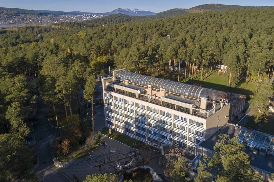 Вершины хребта Таганай красуются неподалеку от здравницы. Фото: spmetallurg.com