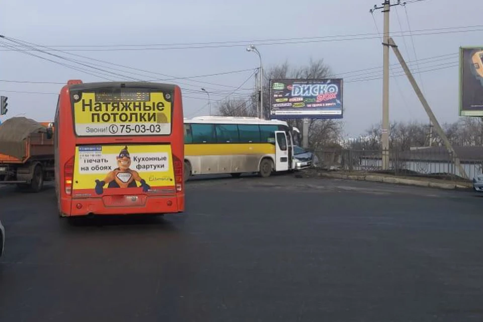 В Хабаровске водитель иномарки покалечился в аварии с автобусом