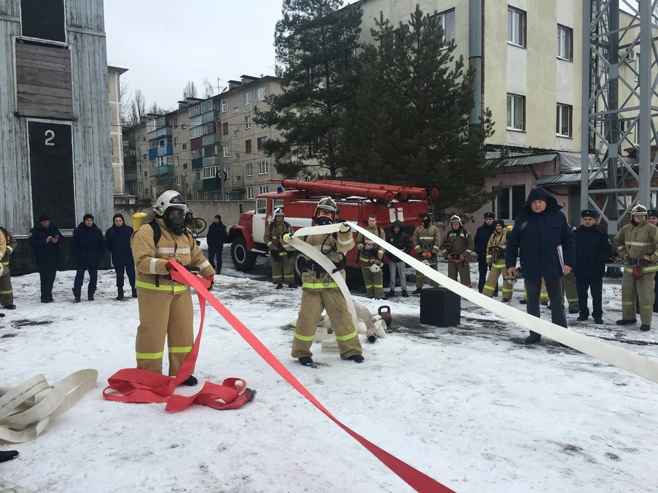 Пожарные поднимали гири, приседали, сматывали рукава, спасали условных пострадавших