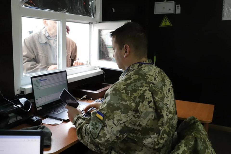 На КПВВ украинские пограничники проверяют по базе, на какой территории числятся жители ДНР и ЛНР. Фото: Госпогранслужба Украины