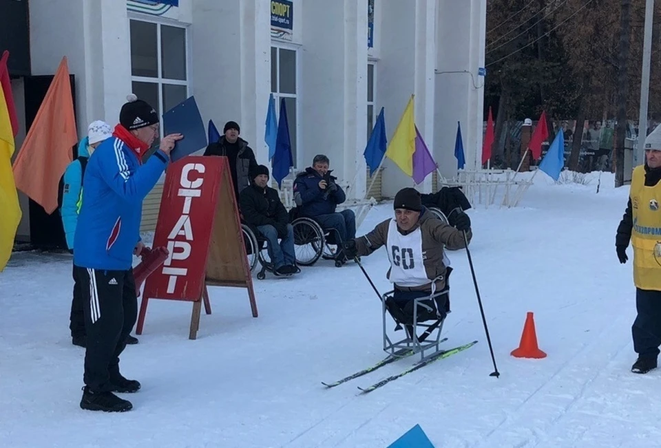 В Челябинске прошли соревнования по лыжным гонкам среди людей с ограниченными возможностями здоровья. Фото: Евгения ЗИНУРОВА
