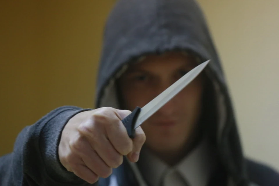 Пьяный мужчина угрожал своим жертвам ножом. Фото: postnews.ru