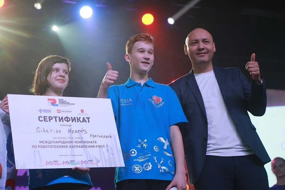 Педро Янг вручил сертификат на участие в чемпионате мира красноярской команде "Сибирские сердца".