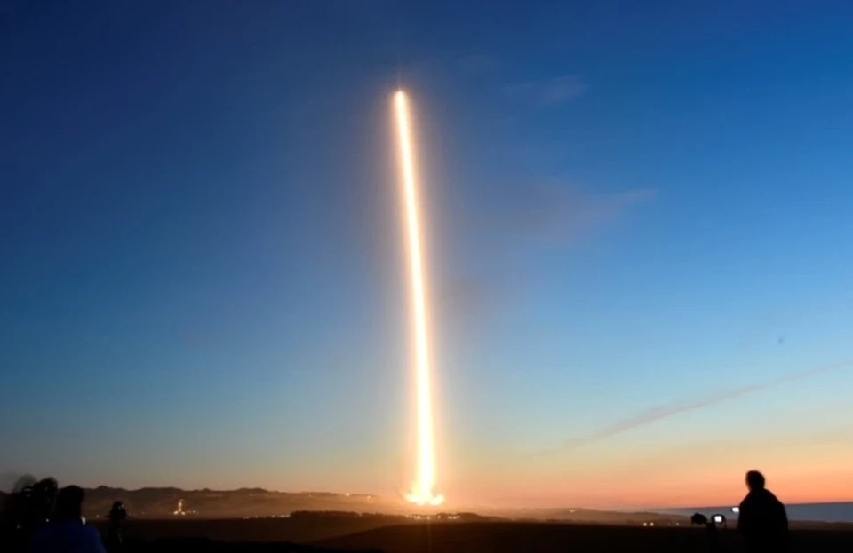 Многоразовая ступень ракеты SpaceX при посадке промахнулась и упала в воду