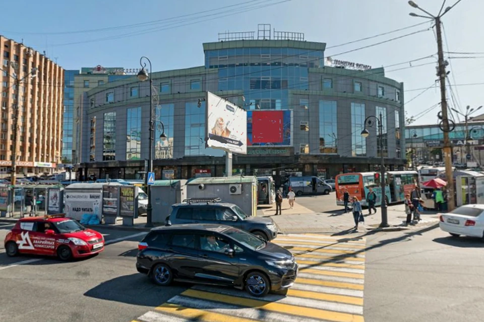 Торговый центр расположен на Семеновской, рядом с остановкой общественного транспорта. Источник: Яндекс.Карты