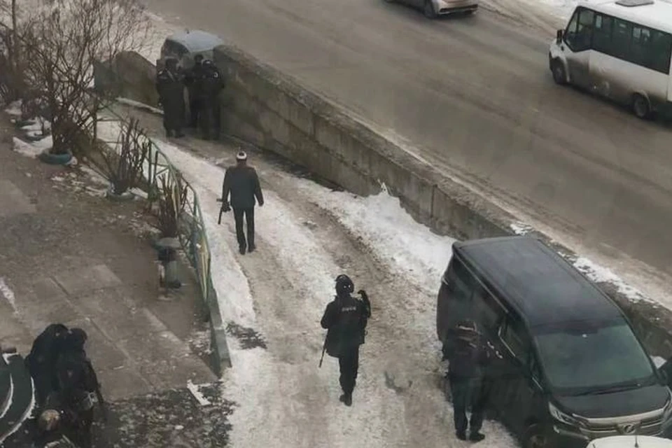 Силовики заняли позицию на Калинина во Владивостоке. Фото: dps_vl