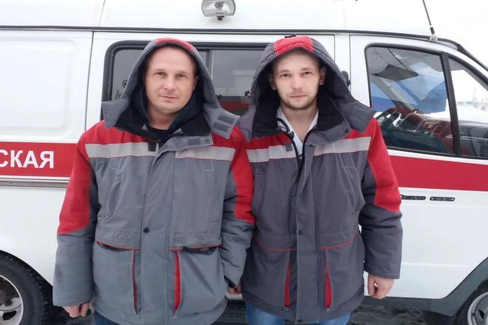 Фельдшер и водитель «скорой» на пожаре спасли людей. Фото: пресс-служба ГУ МЧС по Новосибирской области