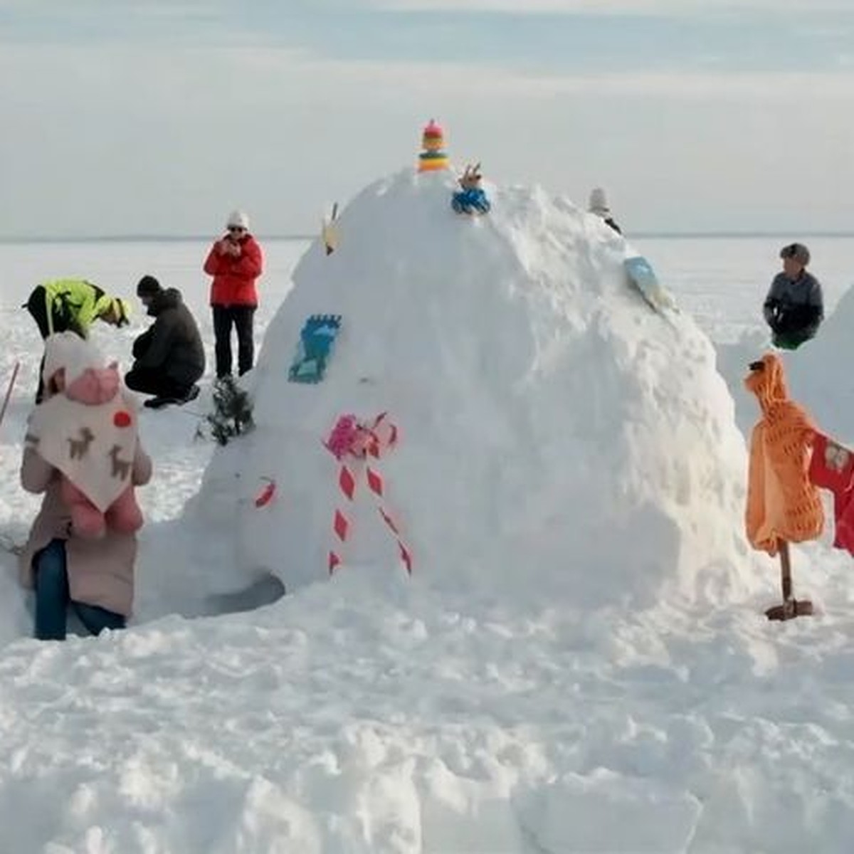 Посмотрите, что творят русские: ледяные избы на Обском море удивили  иностранцев - KP.RU